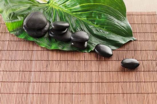 Dove Posizionare Il Letto Secondo Il Feng Shui 1 Posiziona il letto in modo che la testiera sia contro una parete solida, seguendo le linee del Feng Shui