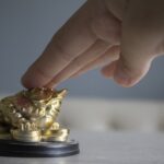 Adornare Scala Interna Feng Shui Utilizza specchi o quadri con motivi naturali per adornare la scala interna in stile Feng Shui