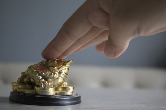 Adornare Scala Interna Feng Shui 1 Utilizza specchi o quadri con motivi naturali per adornare la scala interna in stile Feng Shui