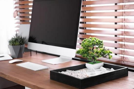 Azzurro in Salotto Feng Shui 1 Utilizza tessuti e tende azzurre per creare un ambiente rilassante secondo i principi del Feng Shui