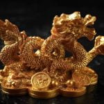 Feng Shui Monete Su Pezzo Legno Posiziona le monete su un pezzo di legno secondo le regole del feng shui per attrarre prosperità