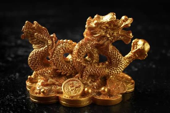 Feng Shui Monete Su Pezzo Legno 1 Posiziona le monete su un pezzo di legno secondo le regole del feng shui per attrarre prosperità